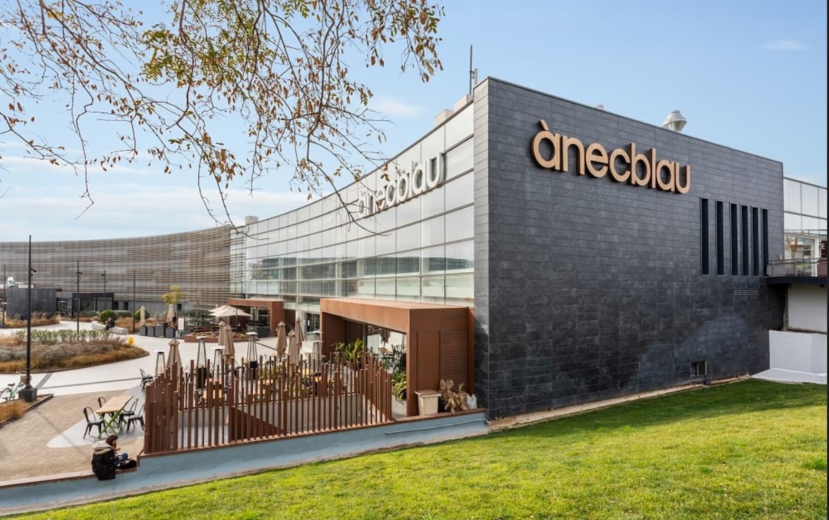 Centro comercial Ànecblau en Castelldefels, zona de comercios y oficinas