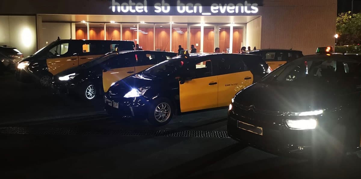 Varios taxis esperando a la salida de un evento de empresa en un hotel