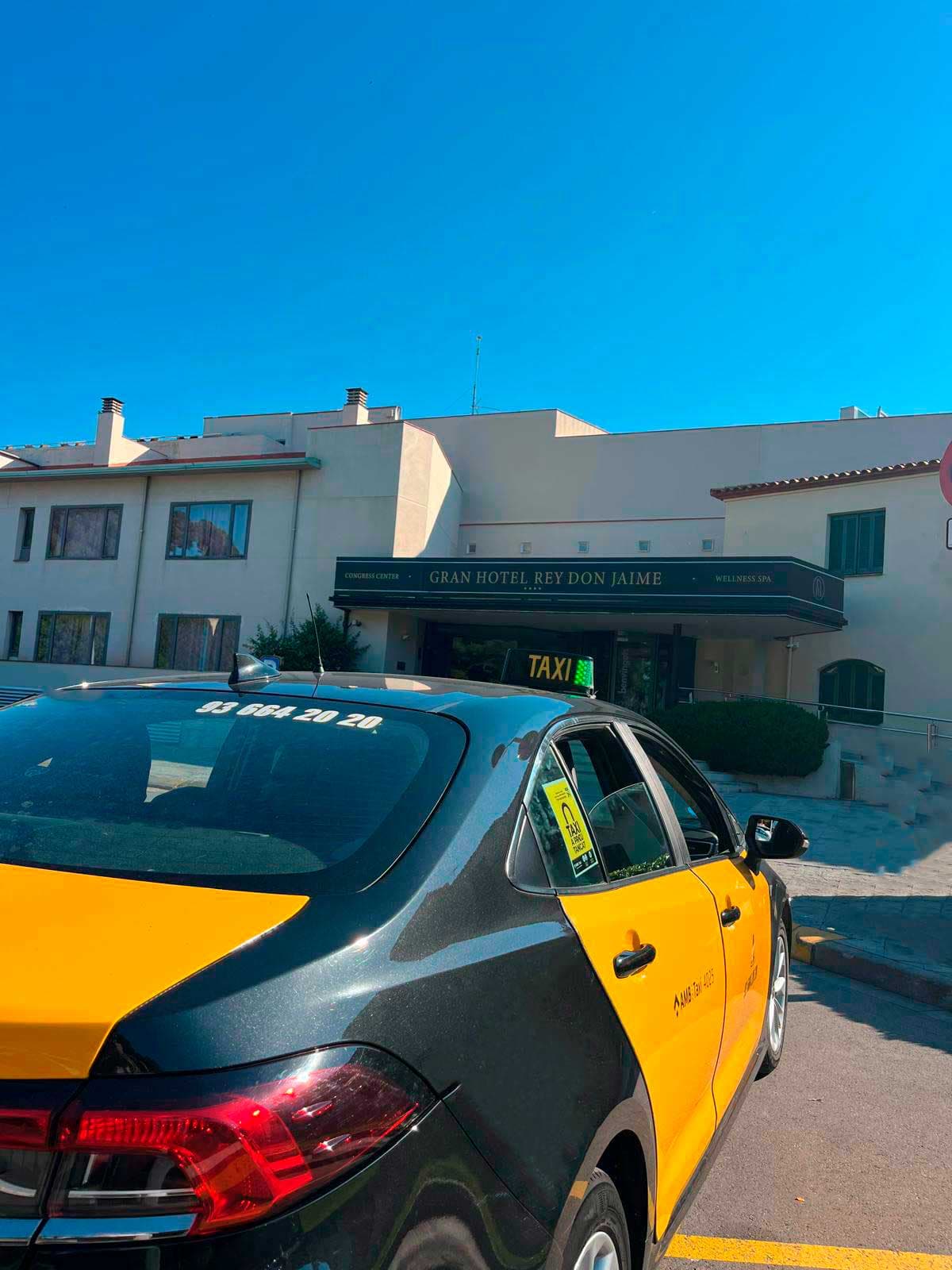 Taxi de Castelldefels recogiendo a un huésped en la entrada de un hotel